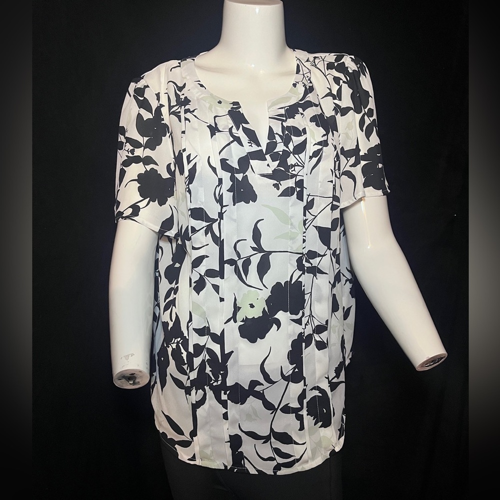 Liz Claiborne size Petite Medium, black and white with place green accents.